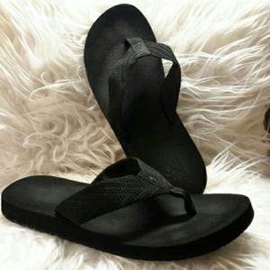 Used Black reef flip flops